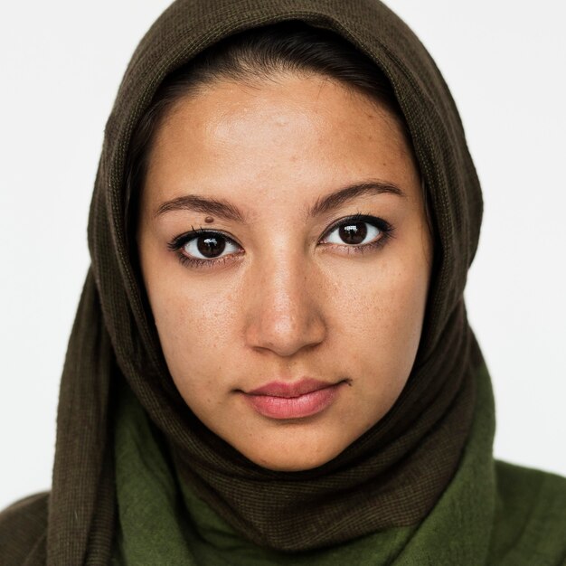 Worldface-mujer iraní en un fondo blanco.