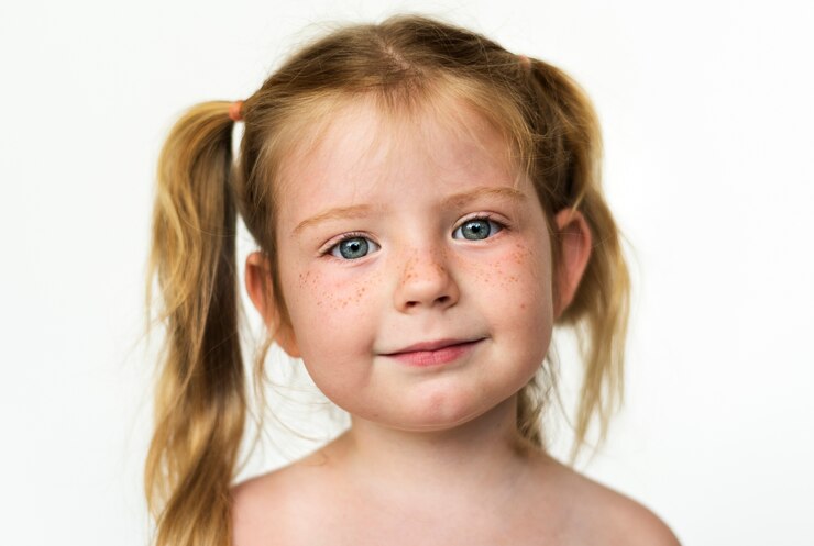 Foto gratuito worldface-russian girl en un fondo blanco