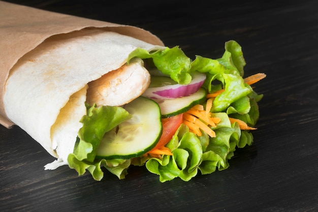 Wrap de kebab con carne y verduras