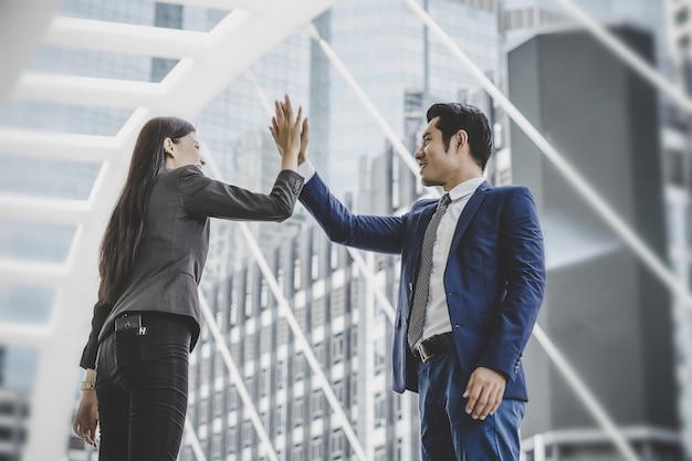 Éxito feliz colega de negocios con negocios dando hi-five.