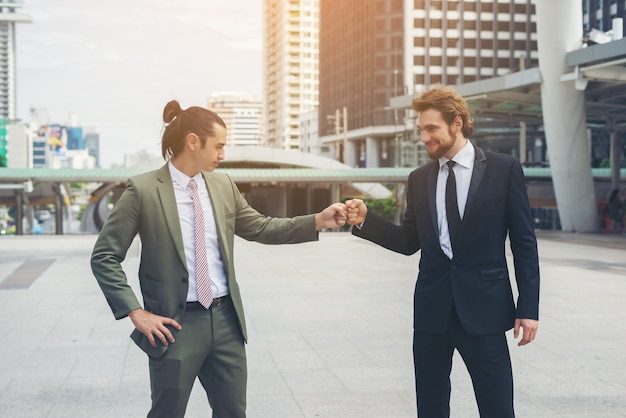 Éxito feliz del hombre de negocios con reparto junto. Éxito empresarial y concepto de objetivo