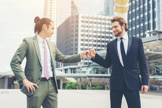 Éxito feliz del hombre de negocios con reparto junto. Éxito empresarial y concepto de objetivo