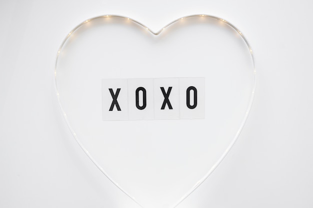 XOXO escribiendo dentro de lindo corazón