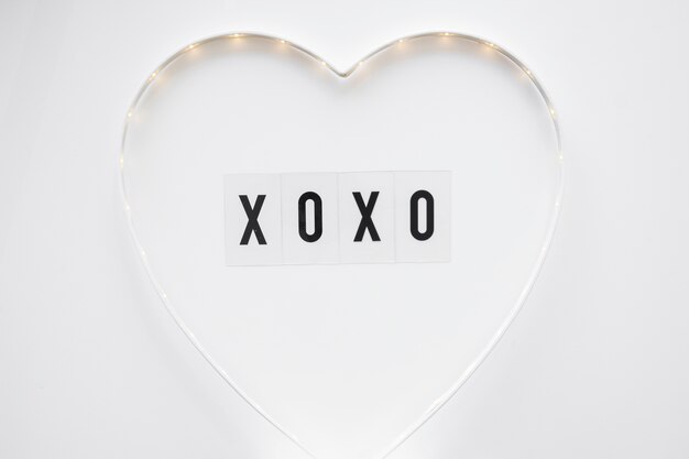 XOXO escribiendo dentro de lindo corazón
