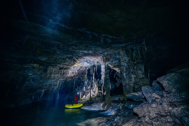 Yakak verde dentro de la cueva