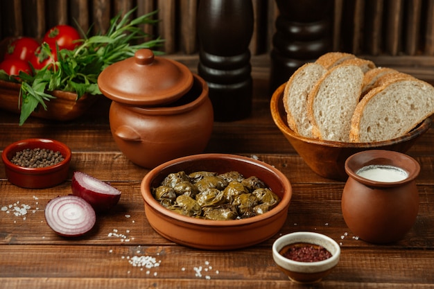 Foto gratuita yarpag dolmasi, hojas verdes de uva rellenas de carne