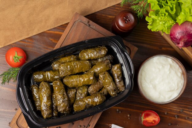 Yarpaq dolmasi, yaprak sarmasi, hojas de uva verde rellenas de carne para llevar