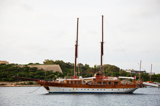 Yate contra la isla de Manoel. Malta