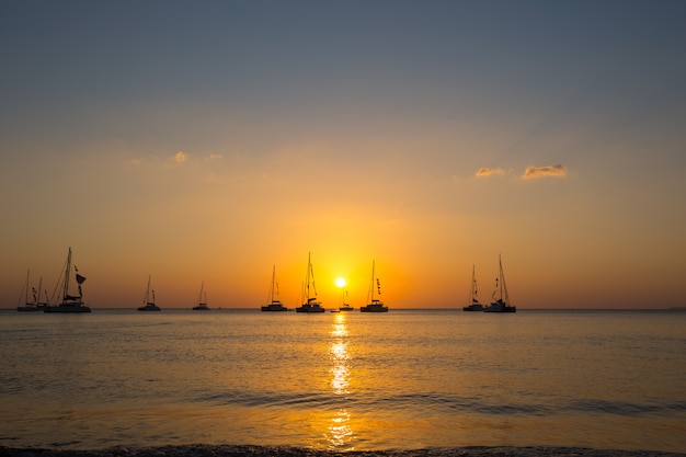 Yate en el mar durante la puesta de sol