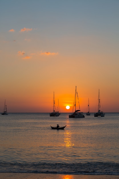 Yate en el mar durante la puesta de sol