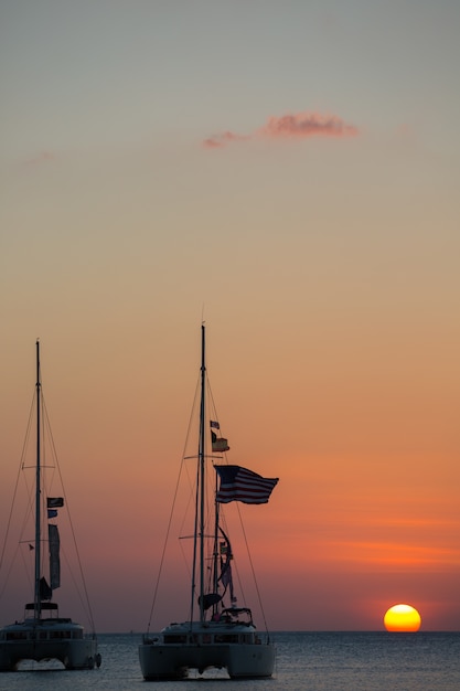 Yate en el mar durante la puesta de sol