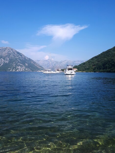 Yates en la bahía de Kotor, Montenegro