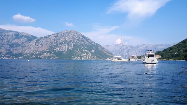 Yates en la bahía de Kotor, Montenegro