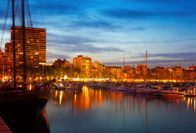 yates que mienten en el puerto de Alicante en la noche