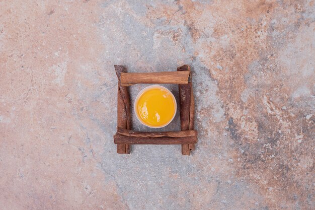 Yema de huevo con canela sobre superficie de mármol.