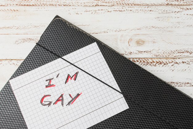 Yo gay palabras en papel contra el caso del documento