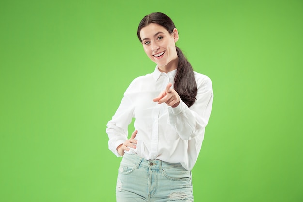 Yo te elijo y orden. La mujer de negocios sonriente te señala, te quiere, retrato de primer plano de media longitud en el espacio verde