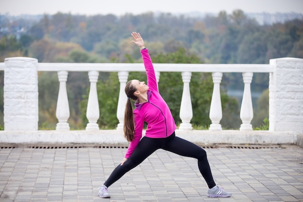 Yoga al aire libre: Revertir Guerrero Pose