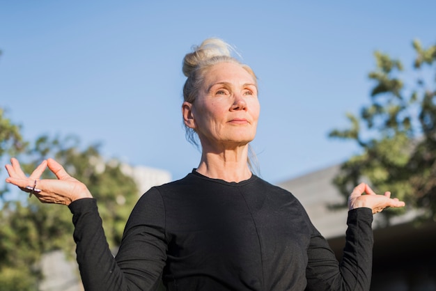 Foto gratuita yoga al aire libre