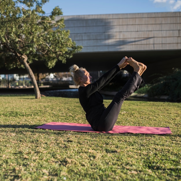 Foto gratuita yoga al aire libre