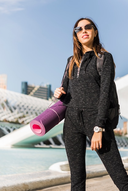 Foto gratuita yoga al aire libre