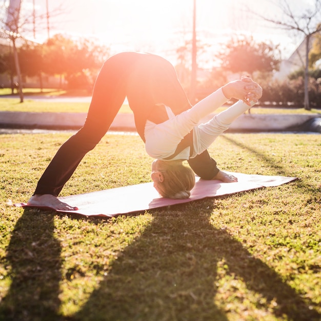 Foto gratuita yoga al aire libre