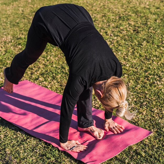 Foto gratuita yoga al aire libre