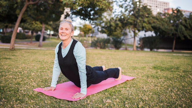 Foto gratuita yoga al aire libre