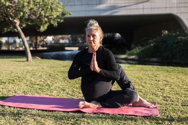 Foto gratuita yoga al aire libre