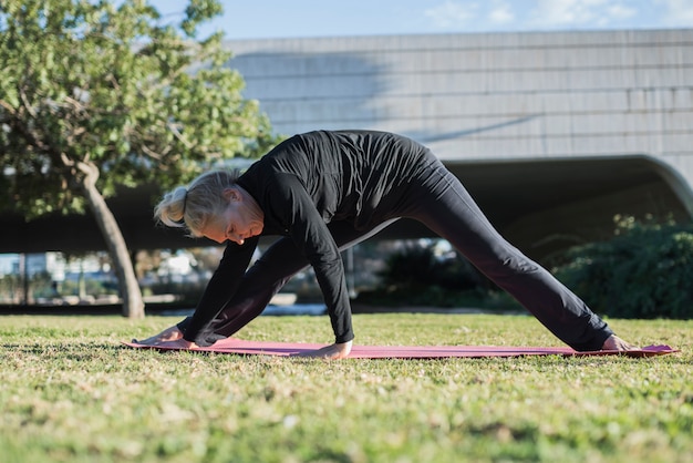 Foto gratuita yoga al aire libre