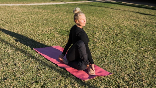 Foto gratuita yoga al aire libre