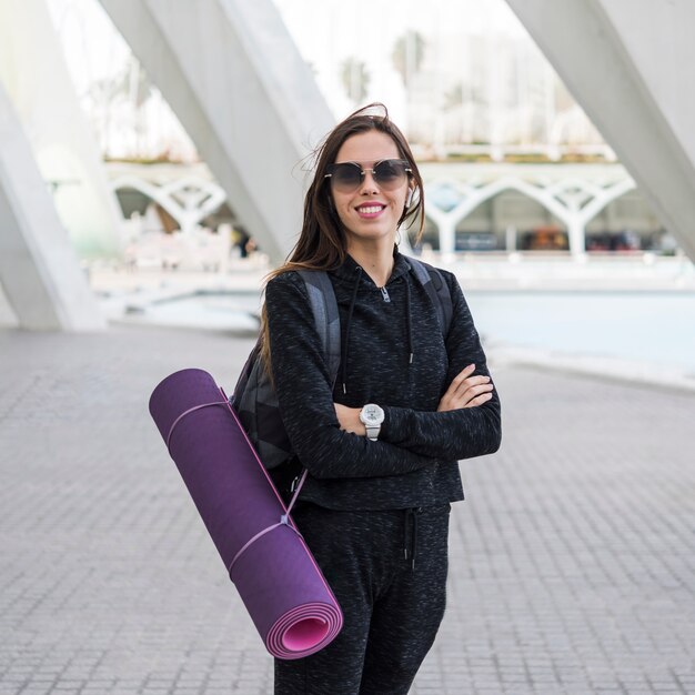 Foto gratuita yoga al aire libre