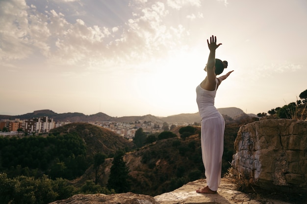 Yoga, campo y puesta de sol