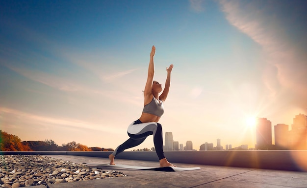 Yoga mujer mujer joven haciendo yoga en la mañana