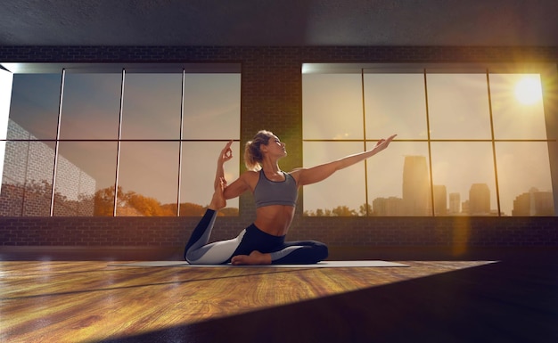 Foto gratuita yoga mujer mujer joven haciendo yoga en la mañana