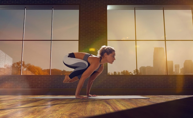 Foto gratuita yoga mujer mujer joven haciendo yoga en la mañana