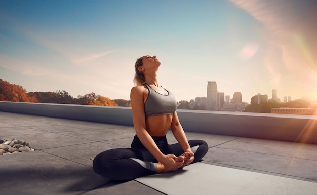 Yoga mujer mujer joven haciendo yoga en la mañana