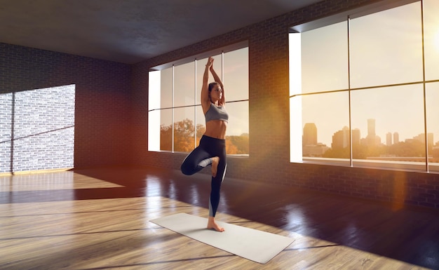 Yoga mujer mujer joven haciendo yoga en la mañana