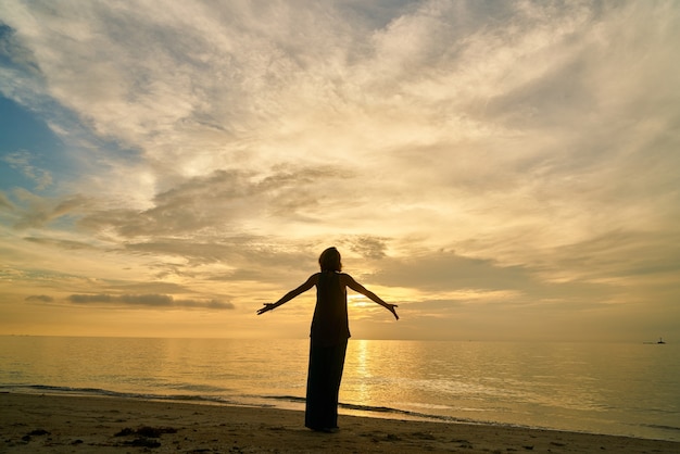 Yoga y mujer en la playa