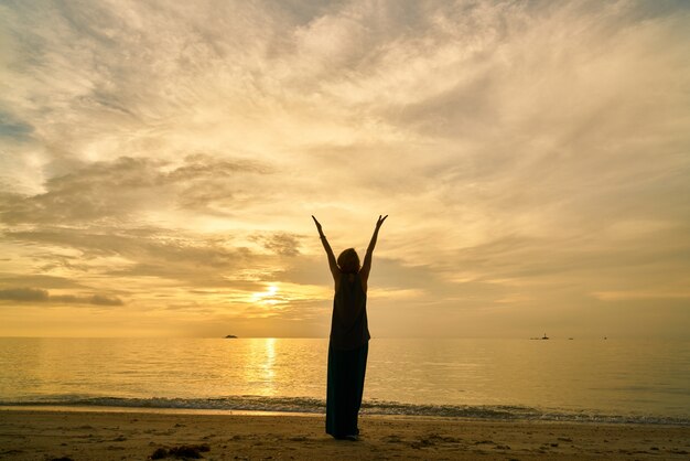 Yoga y mujer en la playa