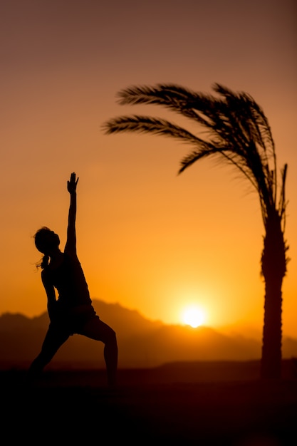 Yoga Viparita Virabhadrasana en la ubicación tropical