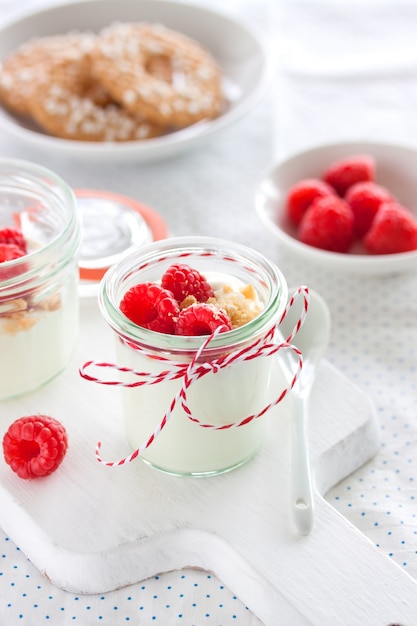 Foto gratuita yogur con frambuesas