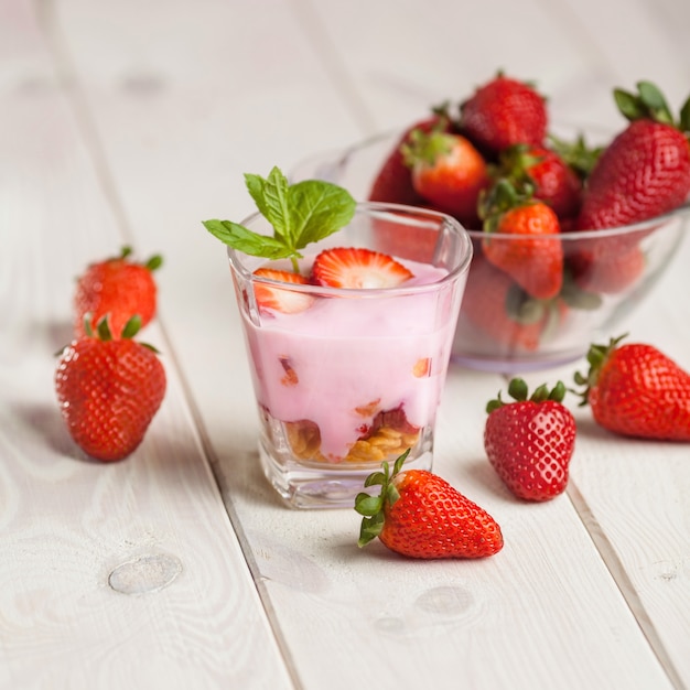 Yogur de fresa y granola en vaso