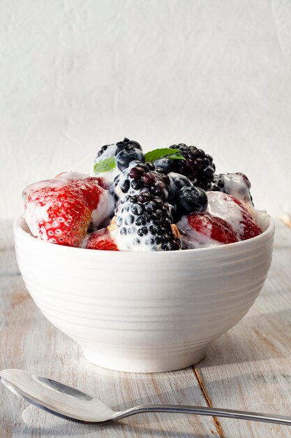 Yogur de fresa y mora en un tazón