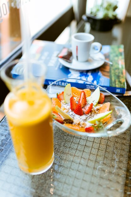 Yogur saludable con frutas y zumo de naranja en un restaurante.