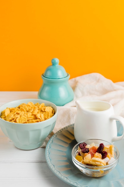 Yogurt de alto ángulo con frutas secas y copos de maíz