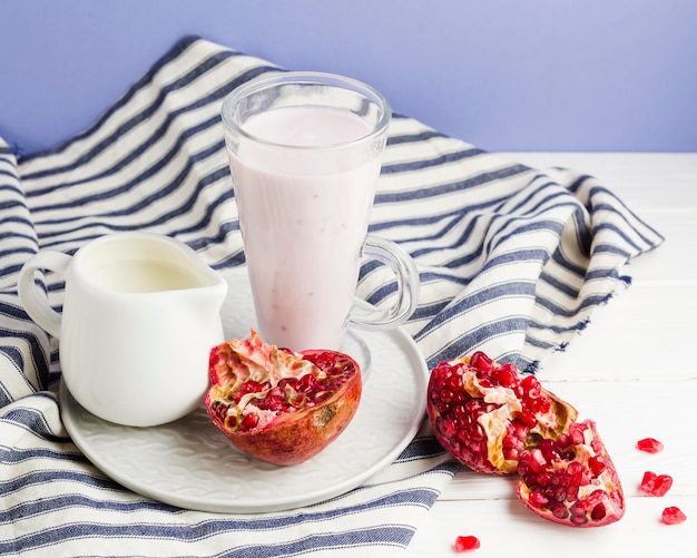 Yogurt de alto ángulo y rodajas de naranja