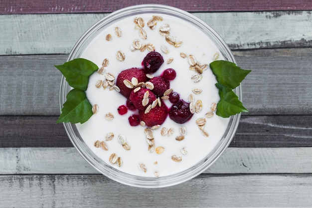 Yogurt con bayas y avena