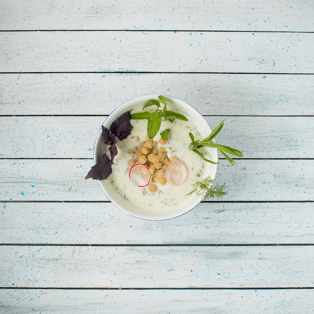 Yogurt con frijoles, hierbas y albahaca roja en un tazón.