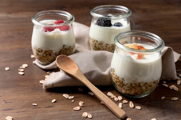 Foto gratuita yogurt natural con cereales y frutas granola